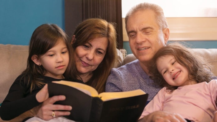 foto de uma familia lendo a biblia juntos