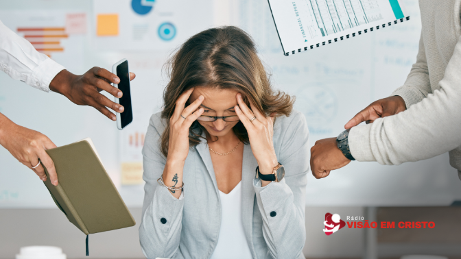 Burnout no meio cristão: o esgotamento que muitos ignoram. Descubra como lidar com o fardo antes que ele afete sua fé e saúde mental.