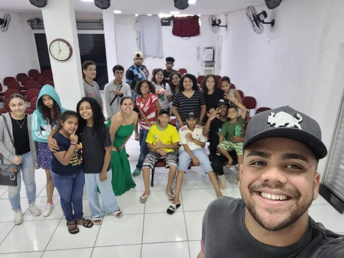 Foto com todos adolecentos apos o cine pipoca