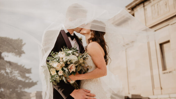 foto de um casal se beijando no casamento