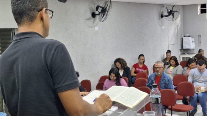 Imagem do pastor Lucas dando o Capacitação de líderes